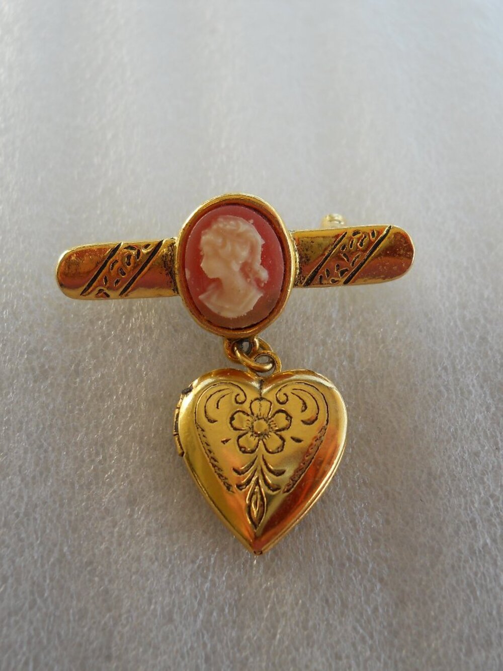 Cameo Heart Locket Bar Pin   531